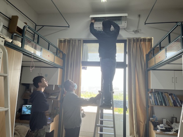 为学生寝室清洗空调.jpg