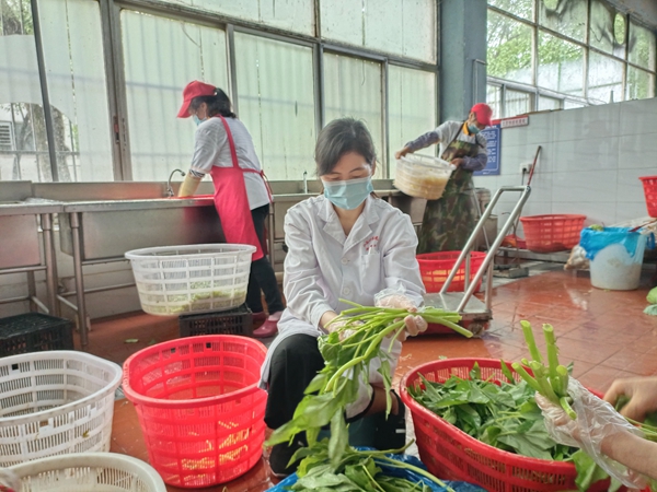 江西中医药大学：后勤人的战疫故事——明月餐厅郭红兰图2.jpg