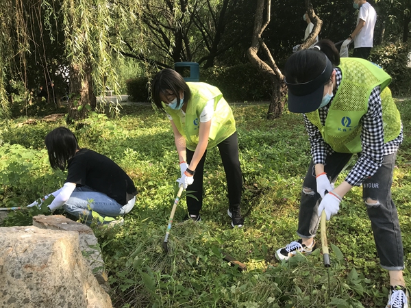 图5 学生清除杂草-陈捷.jpg