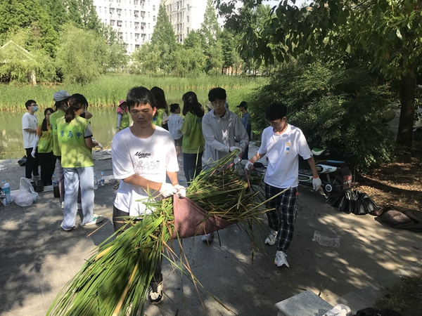 图7学生搬运水草-陈捷.jpg