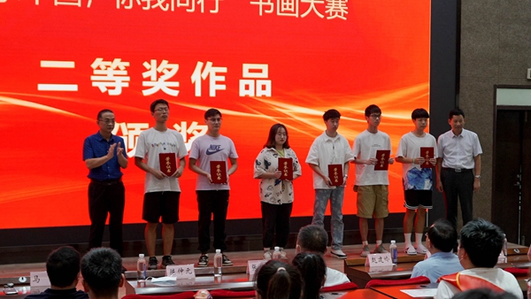 总务部部长陈仲元与徐州市水资源管理处处长韩刚为二等奖作品颁奖.jpg