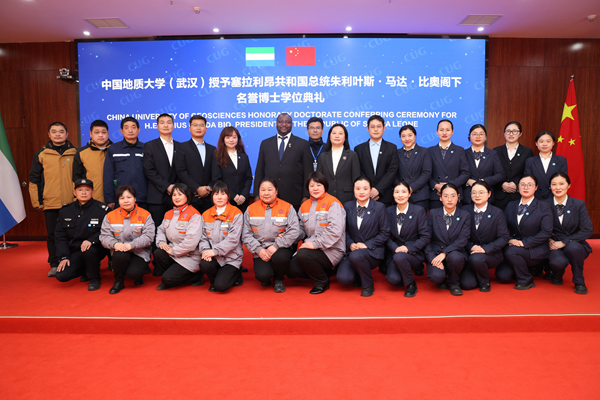 后勤保障部工作人员与塞拉利昂校友桑迪的合影（第二段后）.png