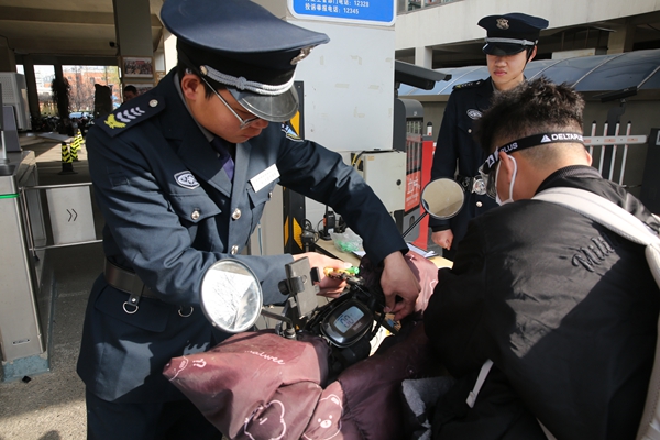 签订承诺书，加装识别标签.JPG