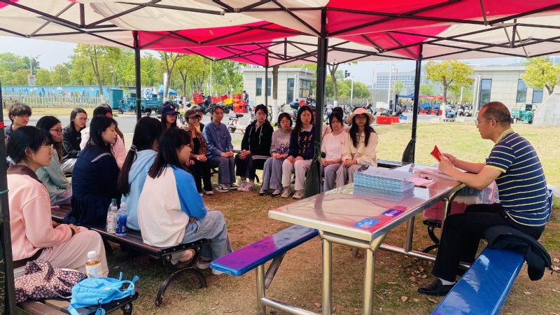 江苏科技大学：物业中心党支部开展第二期田间微党课活动.jpg