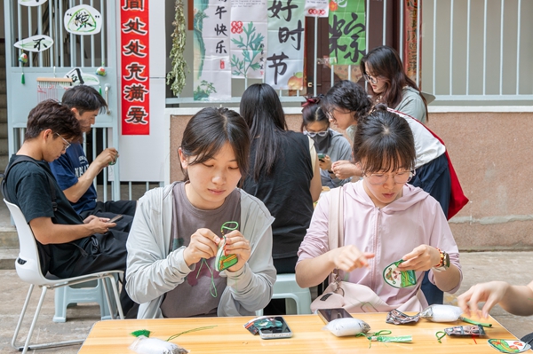 图2同学们在缝制香囊.jpg