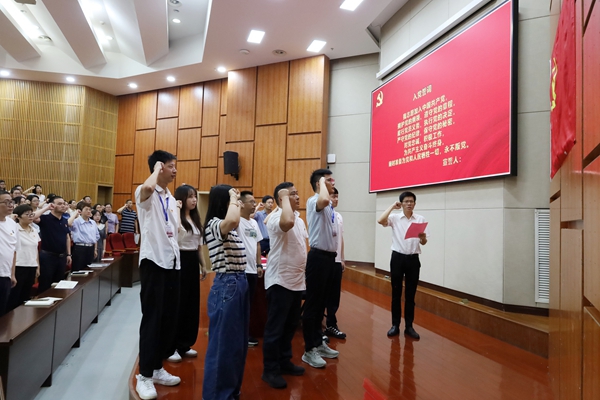 新发展党员进行宣誓，老党员重温入党誓词.jpg