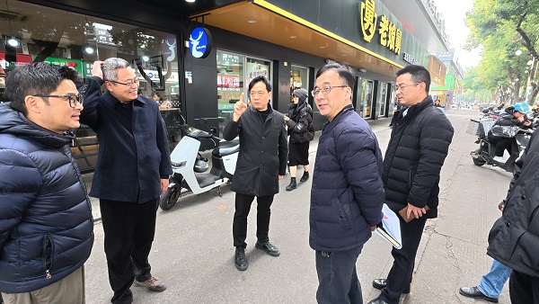 5.朱毅峰一行检查商业街.JPG
