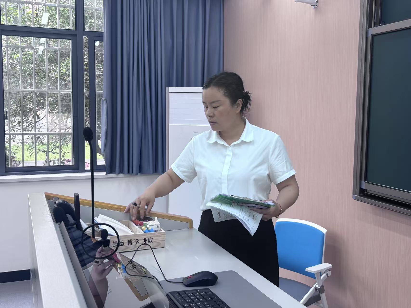 教学楼物业管家石汉红整理教室讲台.jpg